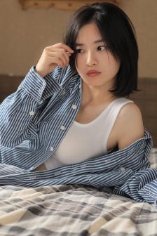 给大家介绍!美女把腿扒开让男人桶爽